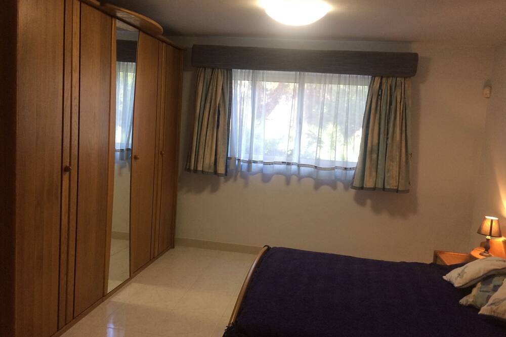Appartement entier, Magniique appartement-villa avec piscine extérieure et jardin mature. in Naxxar, Île de Malte