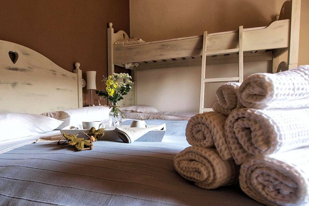 Chambres confortables à l'intérieur d'une ferme rénovée / piscine partagée in Gardone Riviera, Montagnes autour du lac de Garde