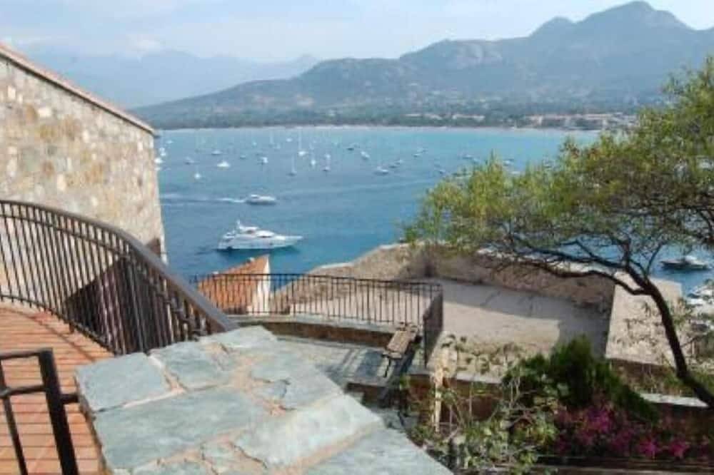 Appartement entier, Studio - Calvi sur les remparts de la citadelle vue mer et montagne in Calvi, Région de Calvi