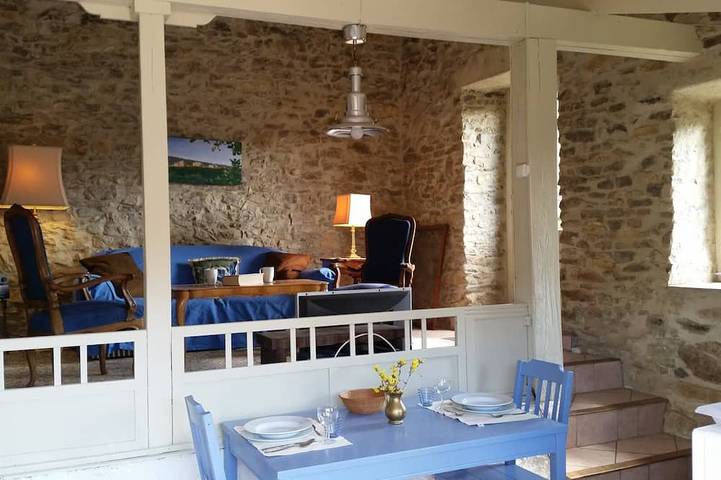 Maison de vacances pour 2 personnes, avec terrasse ainsi que jardin et piscine, animaux acceptés