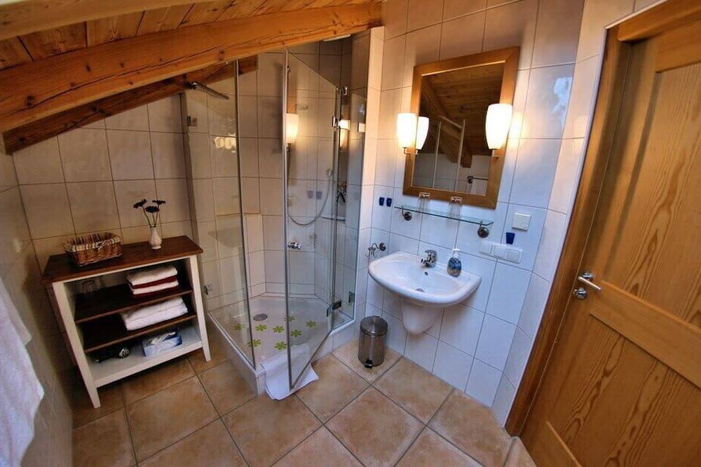 Ganze Wohnung, Fewo im Dachgeschoß, Sichtdachstuhl, 48 qm, 2 Pers., Vollholzmöbel, Südbalkon in Grabenstätt, Chiemsee