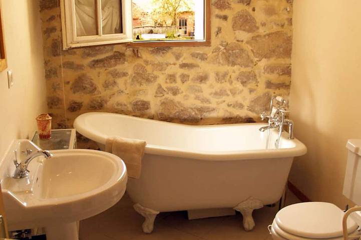 Location de vacances pour 6 personnes, avec balcon ainsi que jardin et piscine à Semur-en-Auxois - 4