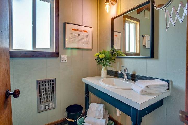 Vacation home for 4 people, with yard in Oregon Coast