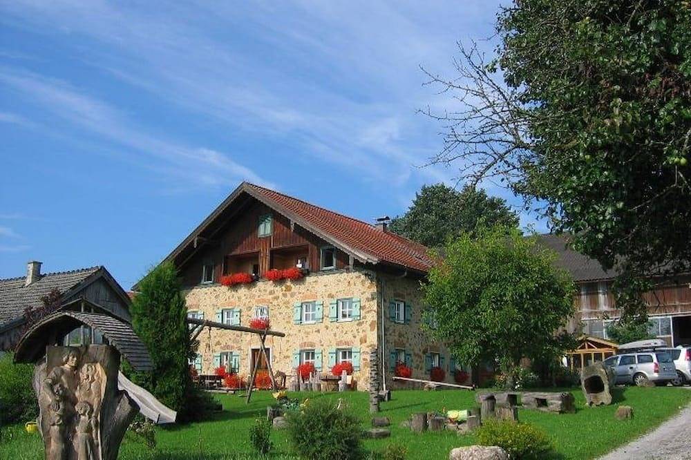 Baby- und Kinderhof Aicherbauer - Fewo Sommerlinde oder Nussbaum in Seeham, Bezirk Salzburg-Umgebung