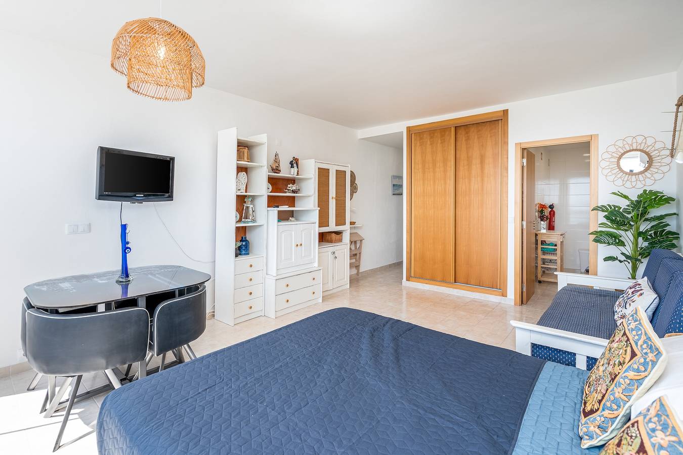 Ganze Wohnung, Ferienwohnung 'Modern Beach' mit Meerblick, Wi-Fi und Klimaanlage in Praia da Rocha, Portimão