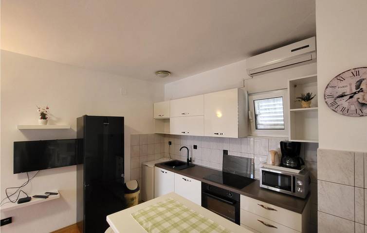 Ganze Ferienwohnung, Modernes Apartment mit Pool, Terrasse und WLAN in der Nähe von hervorragenden Restaurants in Galovac, Zadar