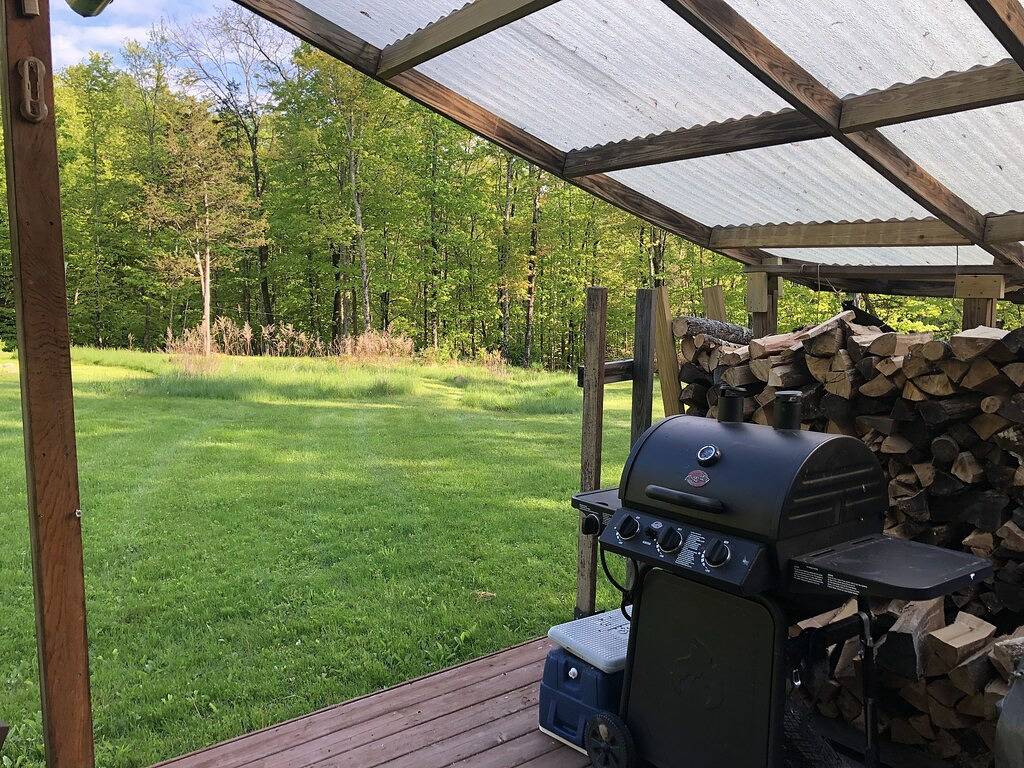 Völlig abgeschiedene Jurte, umgeben von Wasserfällen, Bächen, Klippen und Wäldern in Ulster County