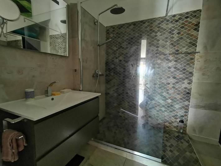 Gîte pour 2 personnes, avec piscine ainsi que balcon et vue dans Port de Saint-Gilles les Bains - 4