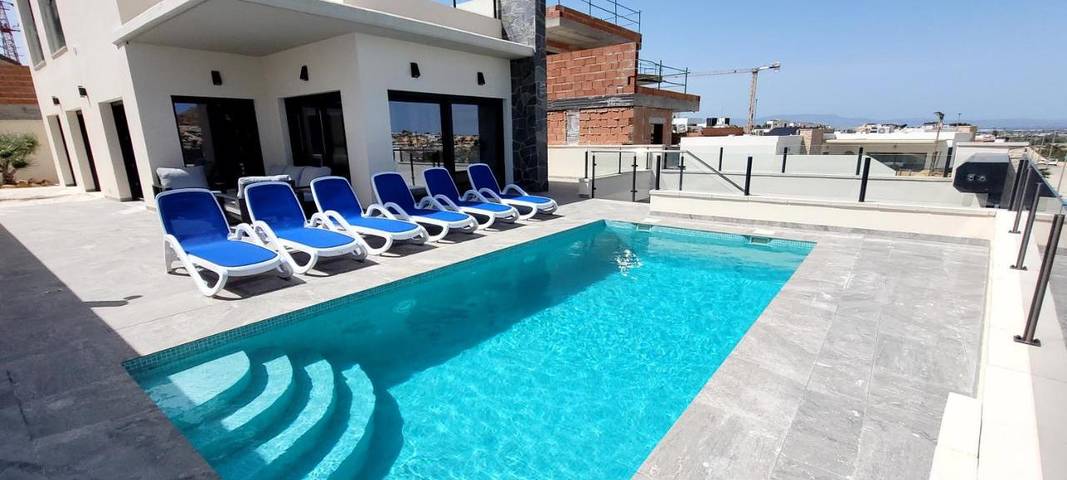 Villa für 6 Personen, mit Ausblick und Pool sowie Garten und Terrasse - 1