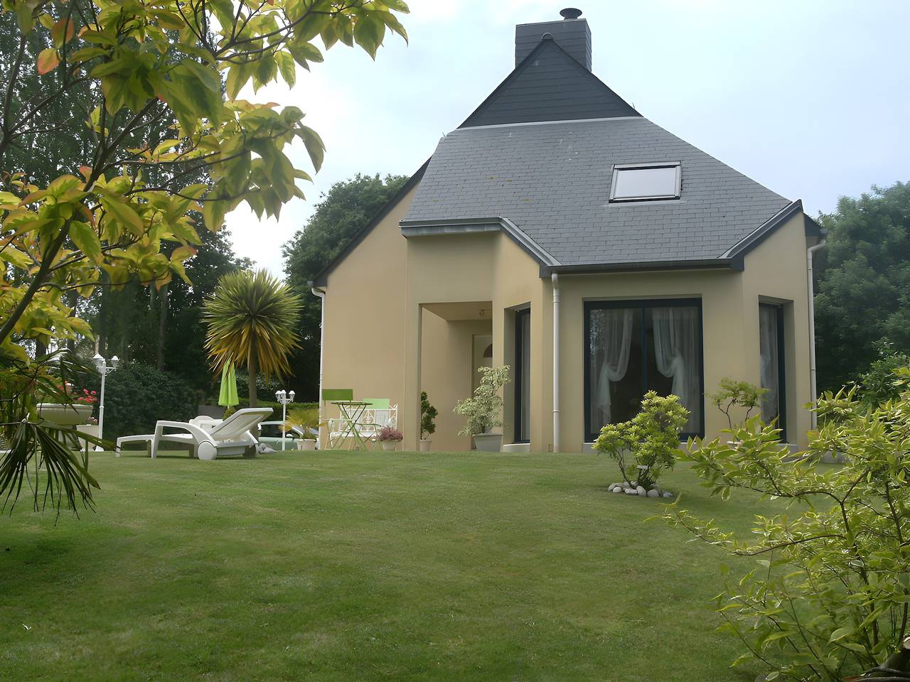 Bed & Breakfast 'Chez Mireille - Kamer Maya' met gedeelde tuin, balkon en wifi in Cancale, Bucht des Mont-Saint-Michel