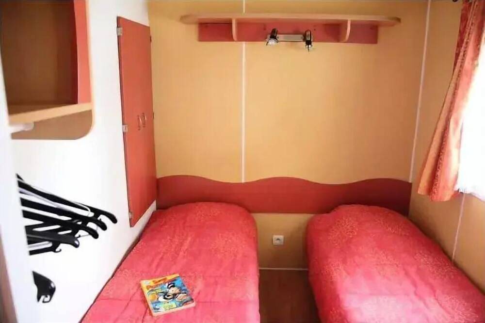 Eco 4/5p (2 chambres)  arrivée mercredi 5 personnes in La Chaize-Giraud, Vallée de la Loire