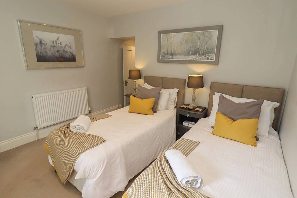 Rose Cottage, family friendly, luxury holiday cottage in Matlock in Matlock, Derbyshire