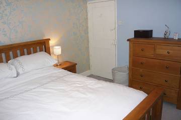 Log Cabin for 4 People in Godstone, Surrey, Photo 2