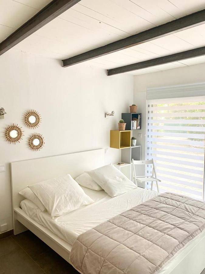 Chambre indépendante avec terrasse privée et piscine in Nîmes, Région de Nîmes