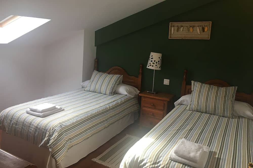 Centeno rural house, Terrace, Bbq Garden, Fireplace, wifi, Hayedo Montejo in Montejo de la Sierra, Madrid Province