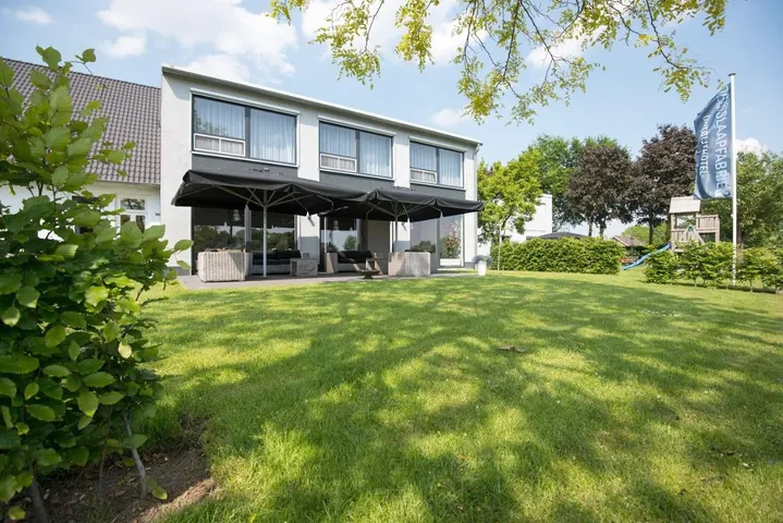 Hotel for 24 people, with view and garden - 1