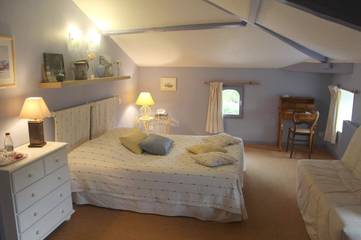 Chambre d’hôte pour 3 personnes, avec terrasse ainsi que jardin et vue, animaux acceptés à Saint-Simon-de-Bordes