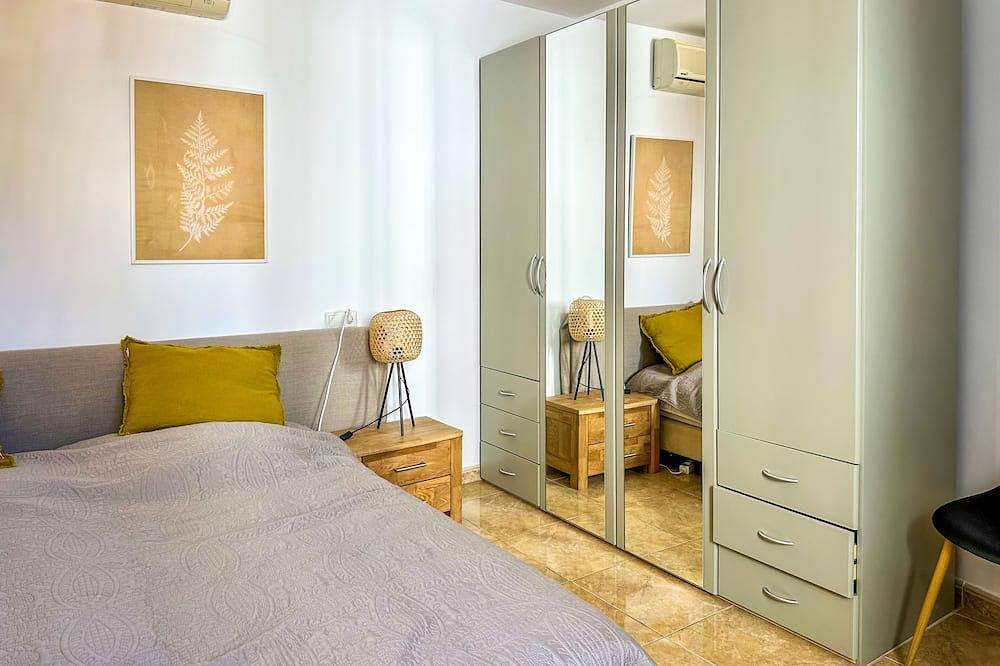 Capacity 12 people. Villa with pool and large terraces , 750 meters from  beach in Begur, Costa Brava