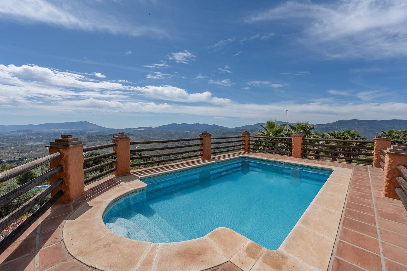 Charmante villa « Casa Liebre » avec vues panoramiques, piscine privée, Wi-Fi et climatisation in Alozaina, Sierra de las Nieves