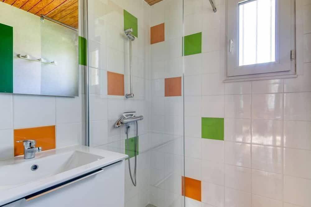 Chalet cosy au Calme | Salon de jardin + vue lac in Saint-Jacques-d'Ambur, Puy-de-Dôme