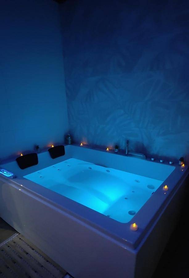 Gite Romantique avec Espace Balnéo et Ciel Etoilé "La Maison du Bonheur Saint Germer de Fly" Nuit Romantique Oise, Picardie, Normandie in Saint-Germer-de-Fly, Oise