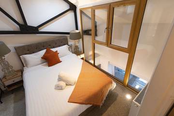 Apartment for 6 People in Huddersfield, West Yorkshire, Photo 2