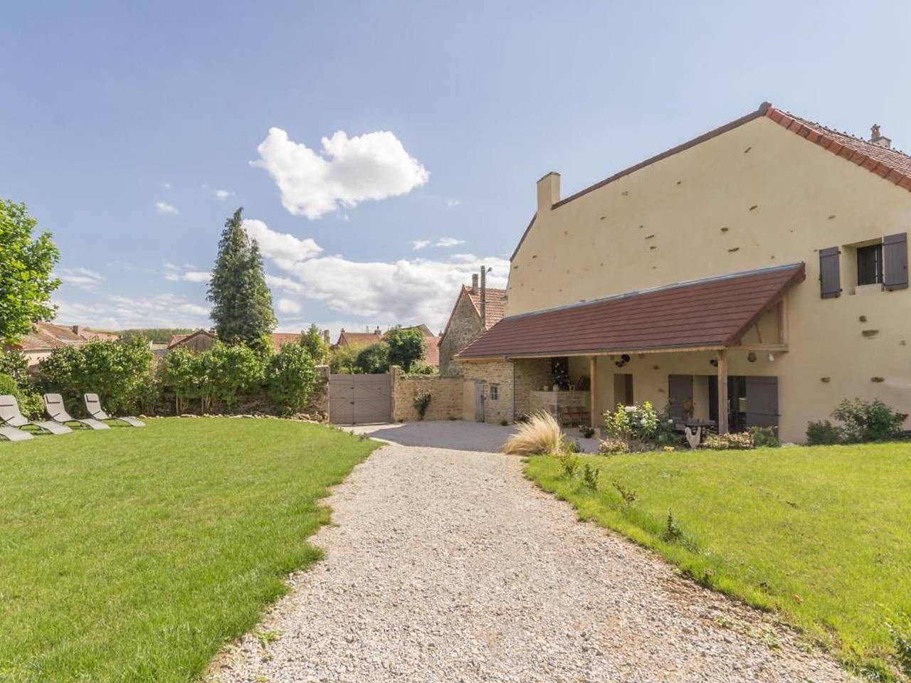 Gîte de charme au cœur de Nolay avec jardin et vélos gratuits in Nolay, Région de Beaune