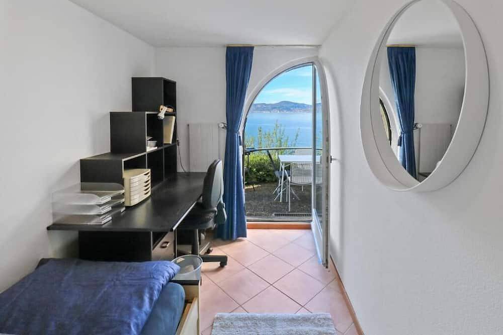 Apartamento entero, The apartment is on the shores of Lake Geneva and close to the train station and the amenities of Sa in Saint-Gingolph, Lago Lemán