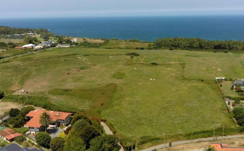 Location de vacances pour 24 personnes, avec Balcon et Terrasse ainsi que Jardin et Piscine à Getxo