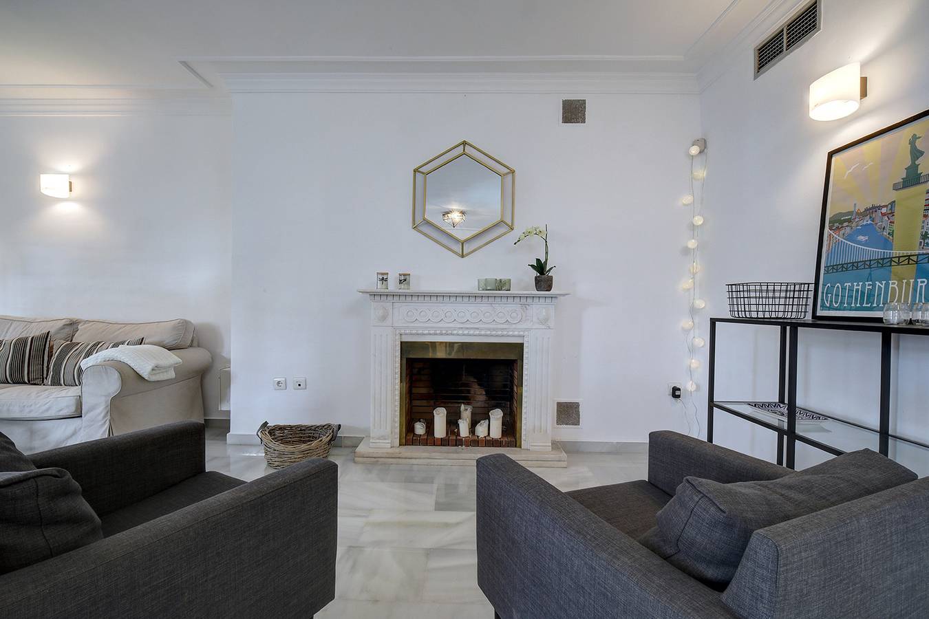 Entire apartment, Apartment 'Beautiful Newly Renovated 3 Bedroom' with Mountain View, Wi-Fi and Air Conditioning in Nueva Andalucia Golf Valley, Marbella