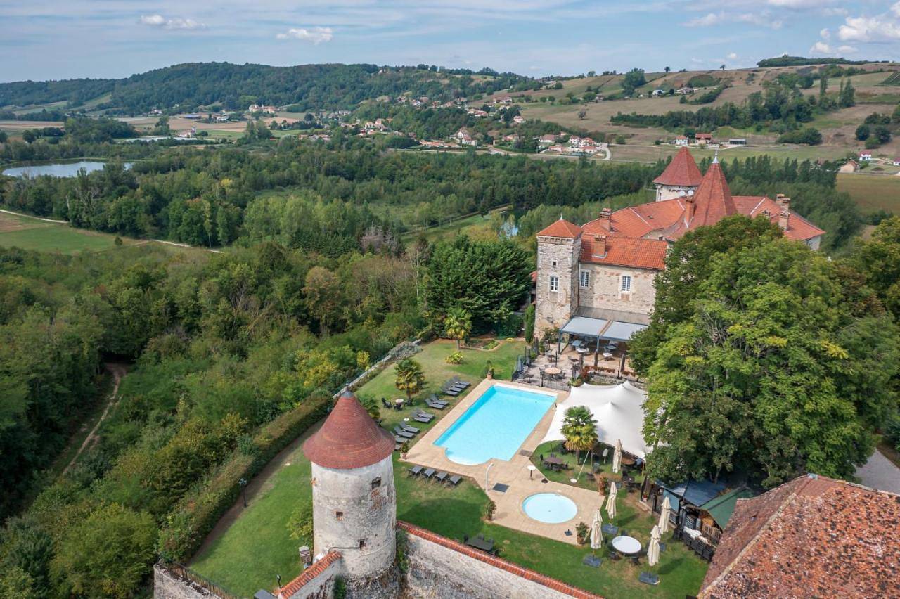 Les Dépendances du Château Chapeau Cornu in Vignieu, Région de La Tour-du-Pin