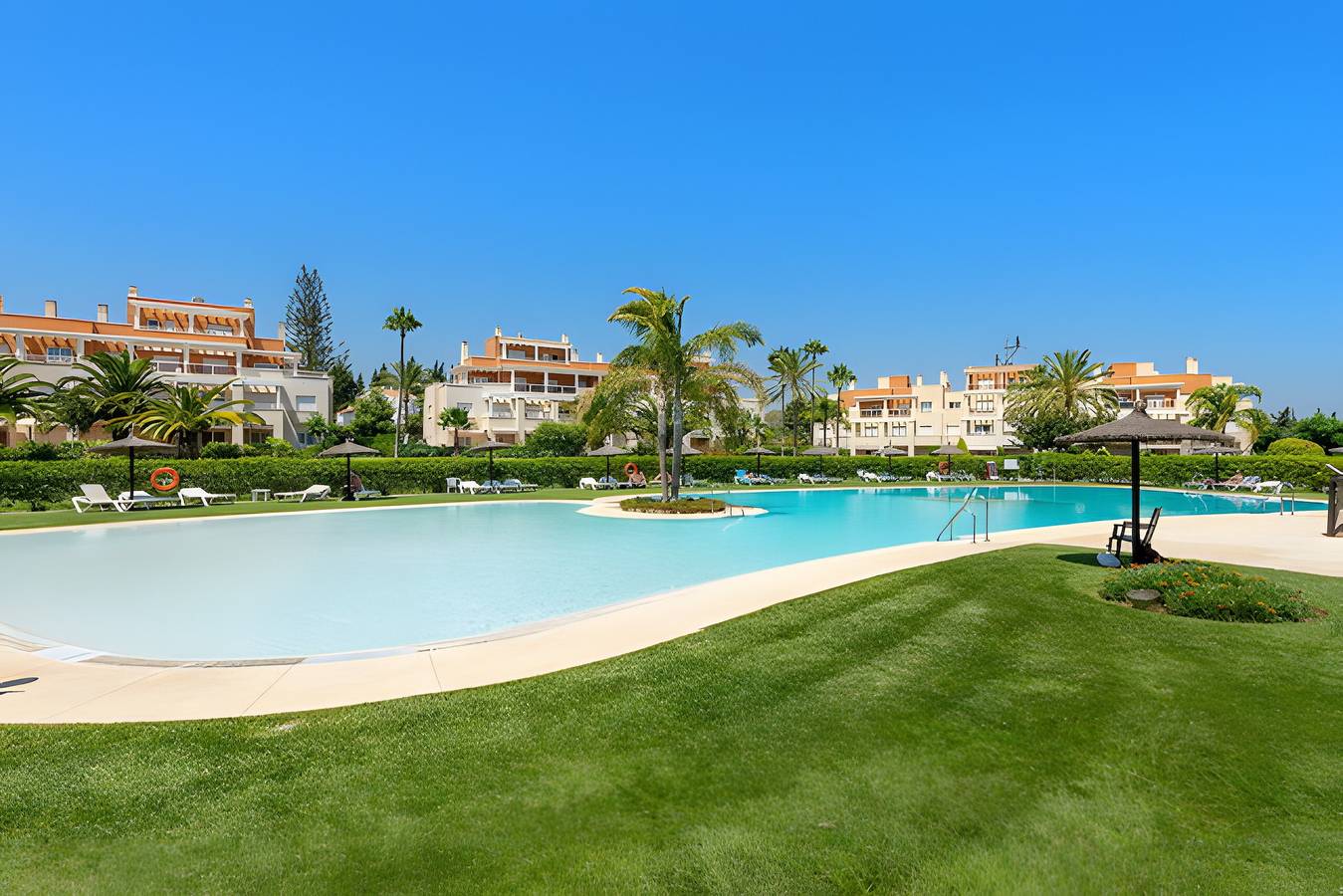 Apartamento entero, Apartamento 'Duplex En Estepona' con piscina compartida, wifi y aire acondicionado in La Resina, Estepona