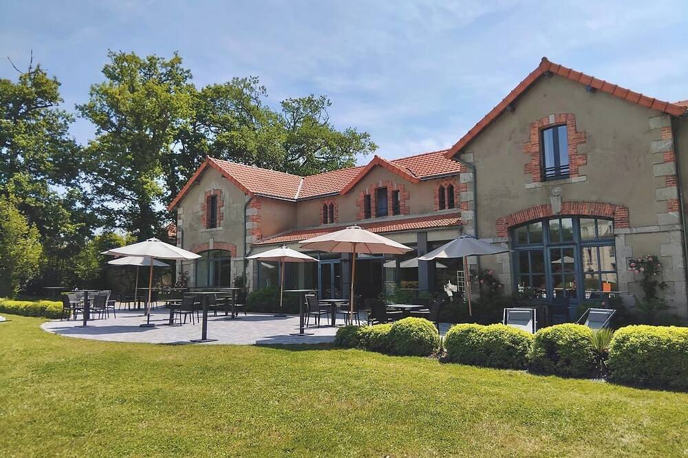 Atypical stay in a green setting, 20 minutes from Les Sables d'Olonne. in La Mothe-Achard, Loire-Tal