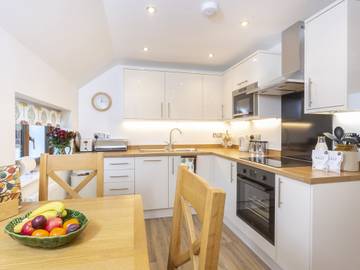 Log Cabin for 2 People in Salwarpe, Worcestershire, Photo 4
