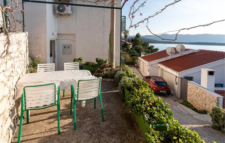 Ganze Ferienwohnung, Charmantes Apartment mit 2 Schlafzimmern und Terrasse, 1,5 km vom Strand entfernt in Klek, Dubrovnik-Neretva