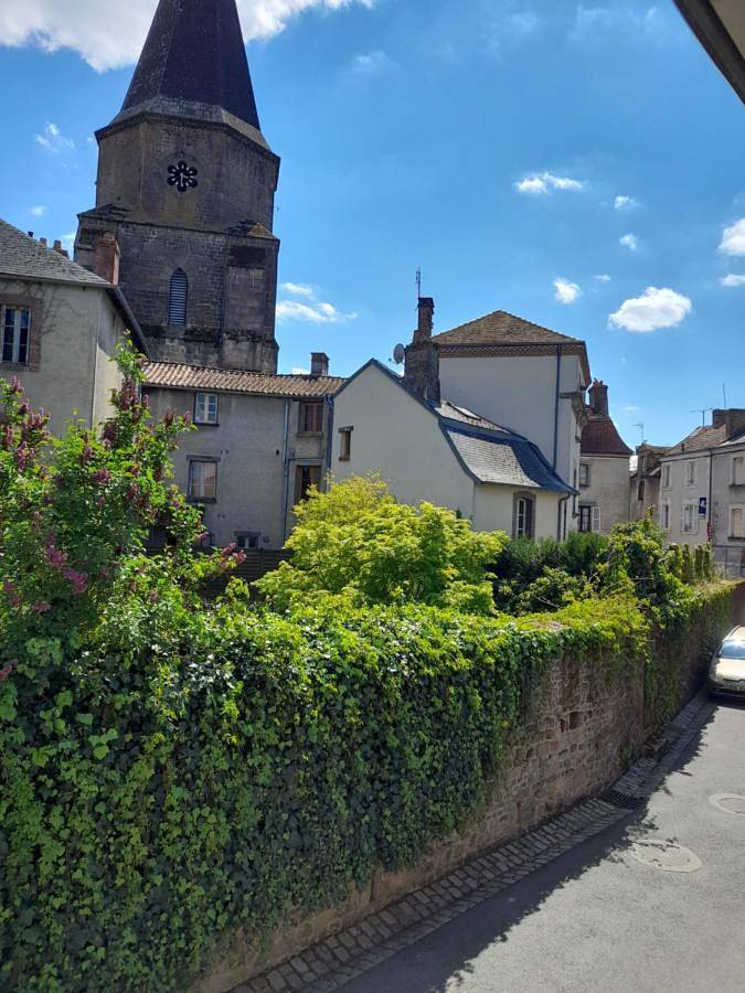 Gîte pour 4 personnes, avec balcon et vue à Magnac-Laval