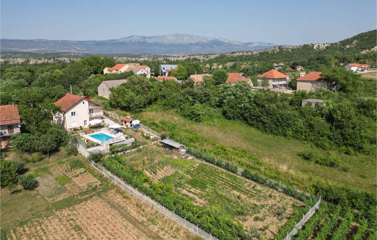 Gemütlich, 2 km von Sinj entfernt: Modernes Apartment mit Terrasse und WLAN in Sinj, Dalmatinisches Zagora