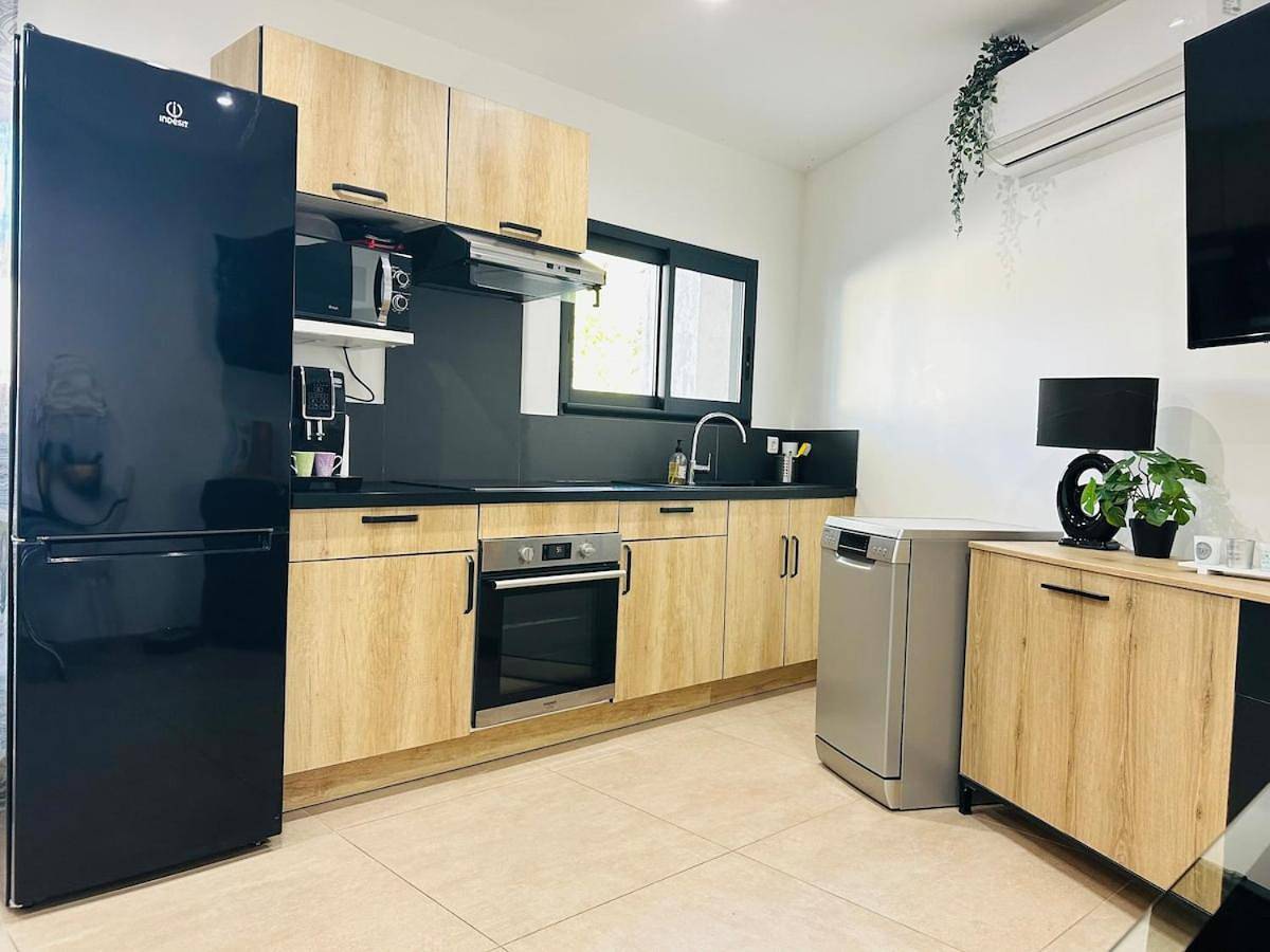Appartement entier, One-Bedroom Apartment in La Crau, Côte méditerranéenne (France)