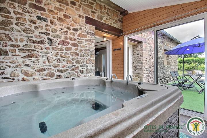 Gîte pour 4 personnes, avec Jacuzzi et Terrasse ainsi que Jardin et Vue à Goudelin