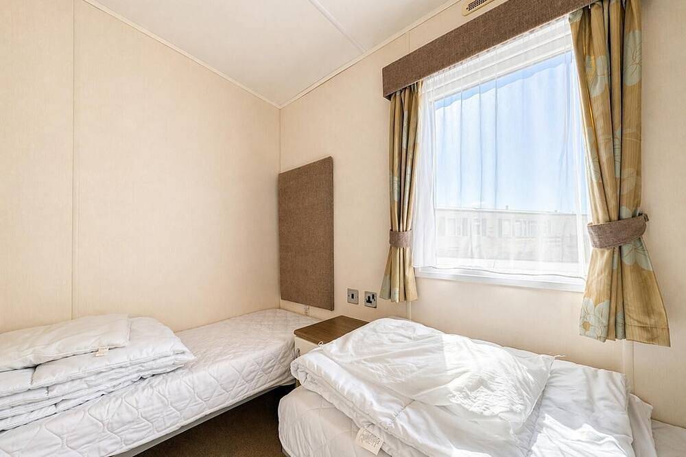 Beautiful 6 berth caravan by the beach in Suffolk in Lowestoft, Sunrise Coast