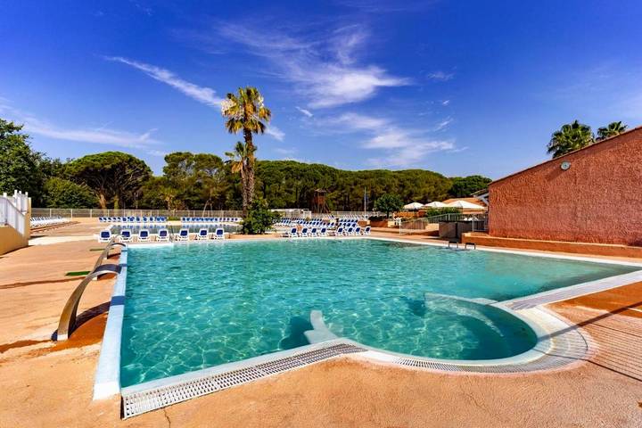 Camping pour 6 personnes, avec jacuzzi et bassin pour enfant ainsi que piscine et terrasse, animaux acceptés à Puget-sur-Argens