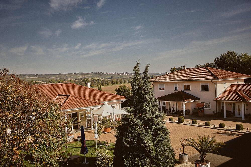 Entire apartment, White wine apartment with panoramic view in Stadecken-Elsheim, Rhinehesse region