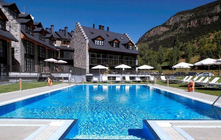 Appart’hôtel pour 3 personnes, avec jardin et jacuzzi ainsi que terrasse et piscine