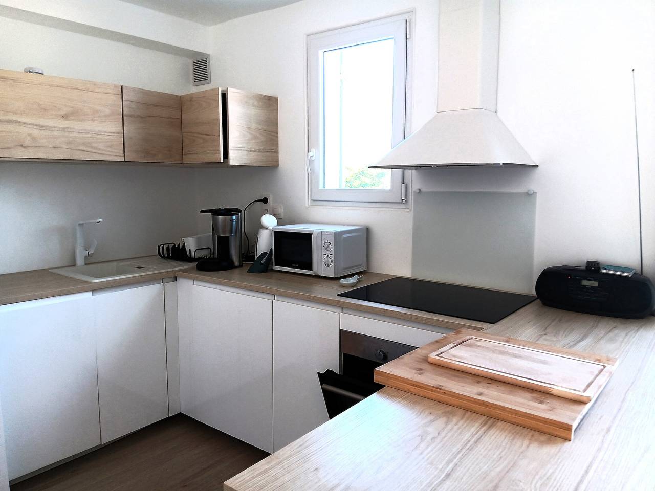 Entire apartment, Charming Renovated 1Br Apartment with Balcony & Parking, Steps from Capbreton Beaches in Capbreton, Côte d’Argent