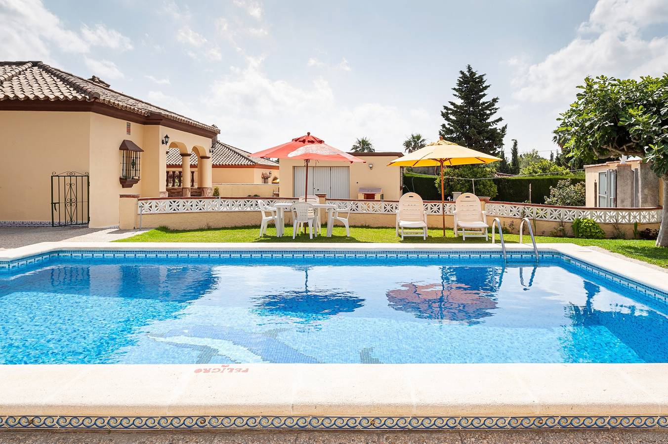 Ruhiges Haus "Camino del Pozo La Boyal" in der Nähe des Stadtzentrums mit Pool und Rasenfläche in Pago del Humo, Chiclana de la Frontera