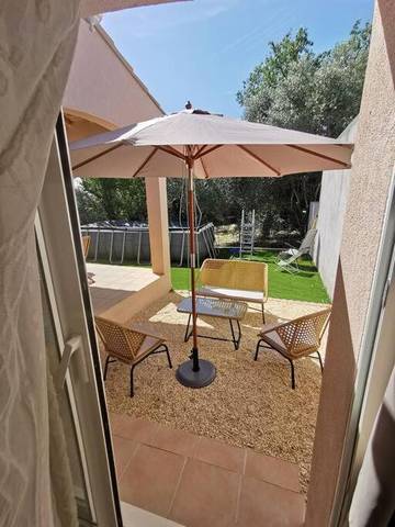 Location de vacances pour 2 personnes, avec terrasse et vue ainsi que jardin et piscine à Gallargues-le-Montueux