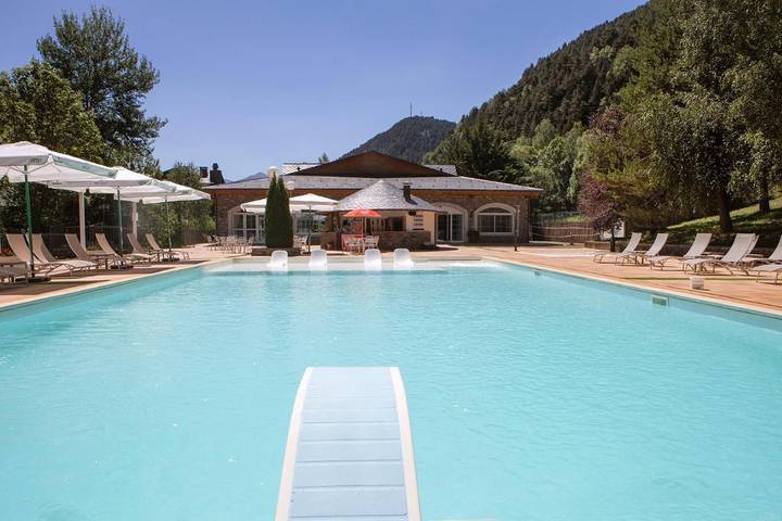 Apartamento para 4 personas, con jardín además de piscina y piscina para niños en Vallnord