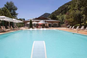 Hôtel pour 4 personnes, avec piscine ainsi que jardin et bassin pour enfant dans La Massana