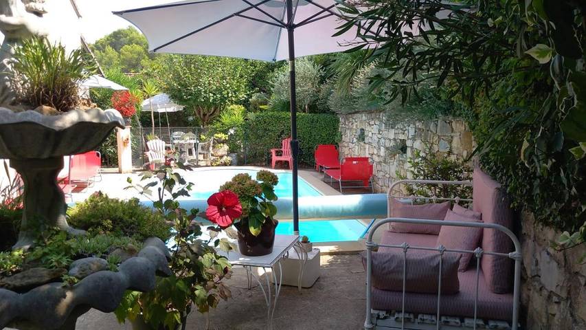 Location de vacances pour 2 personnes, avec Balcon et Terrasse ainsi que Jardin et Piscine à Buisson