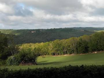 Gîte pour 2 personnes, avec vue ainsi que piscine et terrasse à Saint-Aubin-de-Nabirat